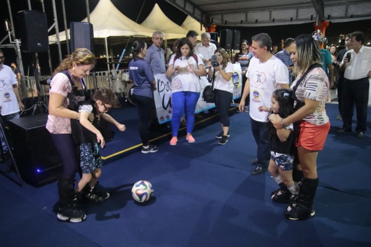 Lançamento do Projeto Botas que Unem no aterro da Praia de Iracema(foto: JÚLIO CAESAR/O POVO)