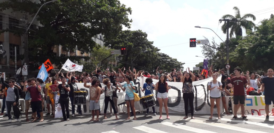 Manifestantes protestam contra nomeação do reitor Cândido Albuquerque