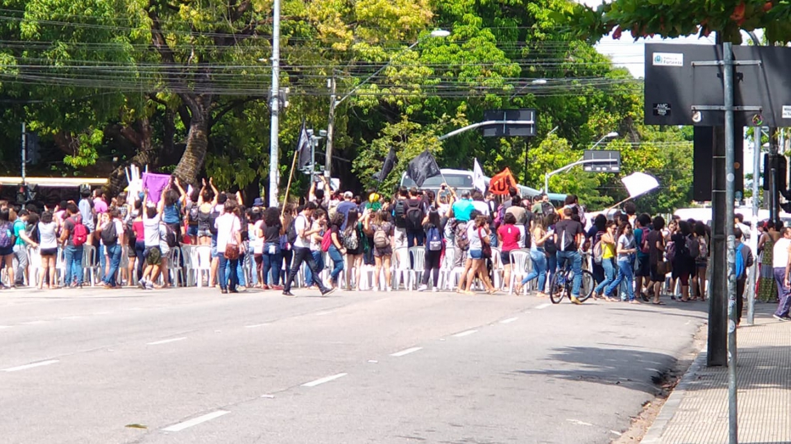 Avenida da Universidade tem fluxo bloqueado nesta manhã 