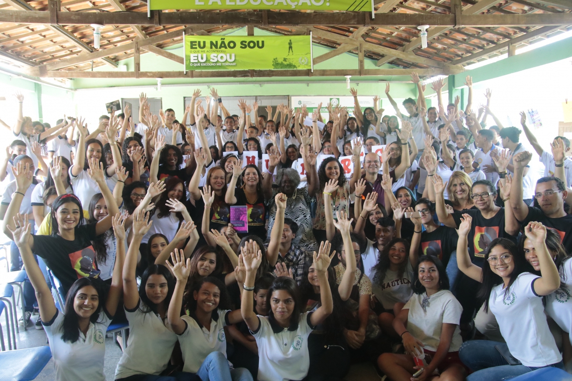 Alunos da Escola pública Professor Aloysio Barros Leal, no Barroso, participaram de evento com a escritora Conceição Evaristo