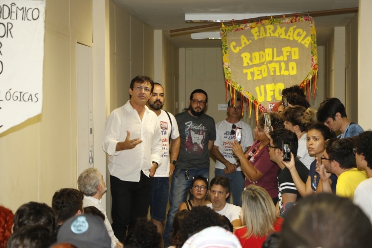 FORTALEZA, CE, BRASIL, 30-08-2019: Alunos da UFC, fazem protesto-no Campus do Pici, contra a nome...