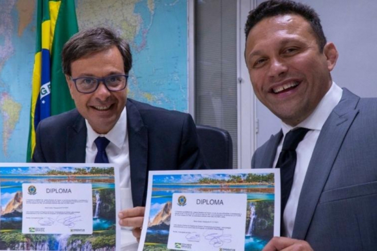 Empresário e professor de jiu-jitsu Renzo Gracie (à direita) é diplomado embaixador do turismo...