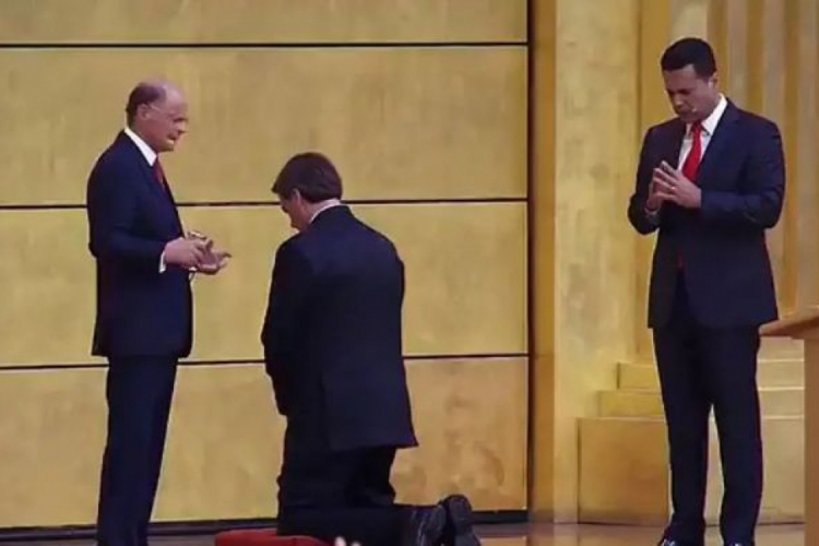 Presidente Jair Bolsonaro recebe unção do Bispo Edir Macedo no Templo de Salomão(foto: Reprodu...