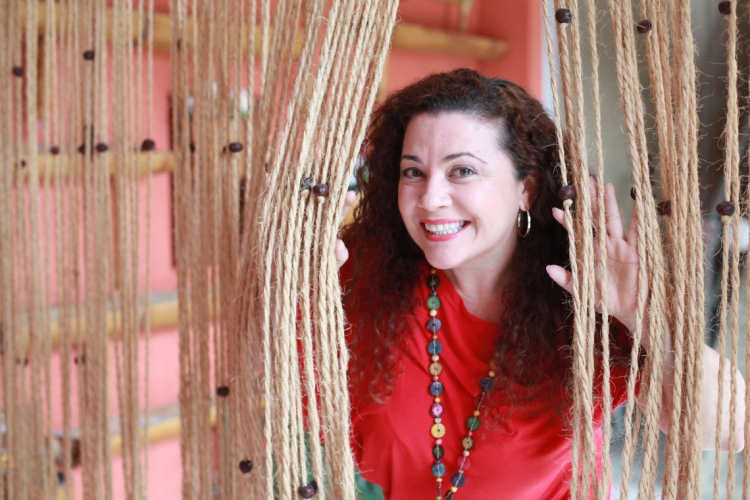 Karla Karenina, atriz e terapeuta, que criou a personagem Meirinha(foto:  Sara Maia/O POVO)