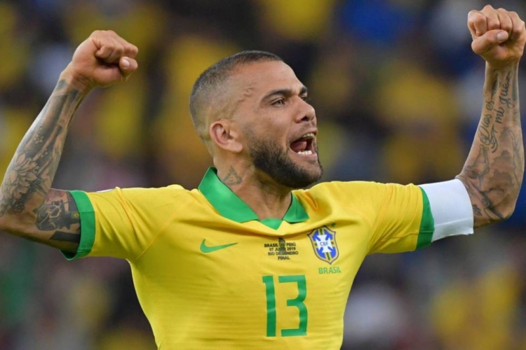 Daniel Alves é um dos indicados à seleção dos melhores do mundo pela FIFA. (foto: Luis Acosta...