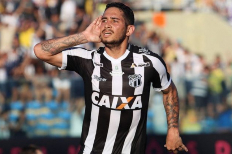 Leandro Carvalho deu uma assist&ecirc;ncia e sofreu dois p&ecirc;naltis contra o Sport (foto: Evi...