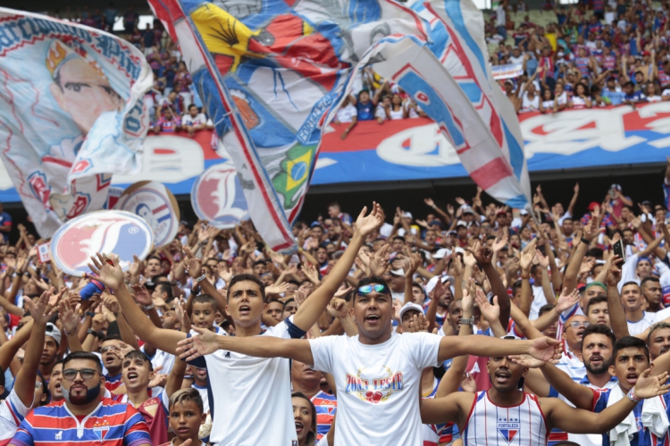Torcida do Fortaleza vem comparecendo em peso nas arquibancadas em 2019. (foto: Julio Caesar/O POVO)