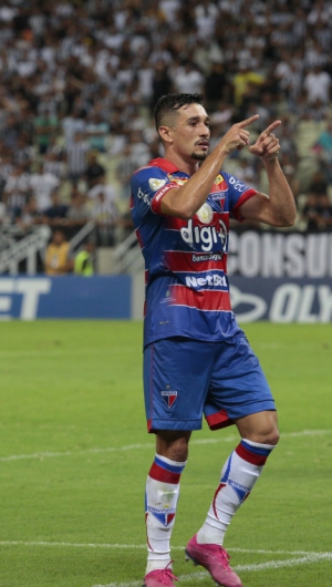 Juninho é titular no meio campo do Fortaleza desde a última temporada  (Foto: JÚLIO CAESAR/O POVO)