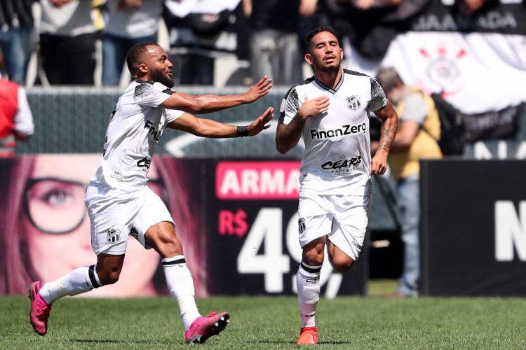 Leandro Carvalho comemora seu gol olimpico, contra o Corinthians(foto: S&eacute;rgio Neves/Ag&eci...