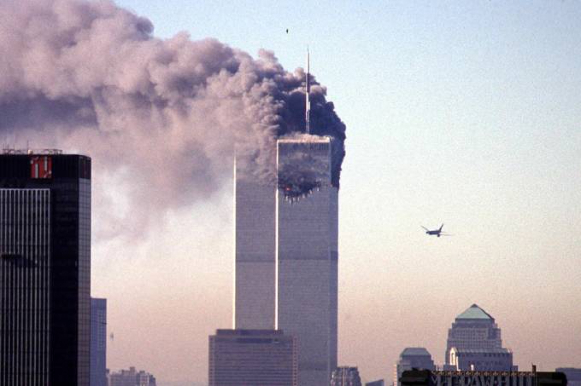 Momento em que o Boeing 767-222 do voo 175 da United Airlines se aproxima da torre sul do World Trade Center, durante o ataque terrorista de 11 de setembro de 2001, em Nova York    