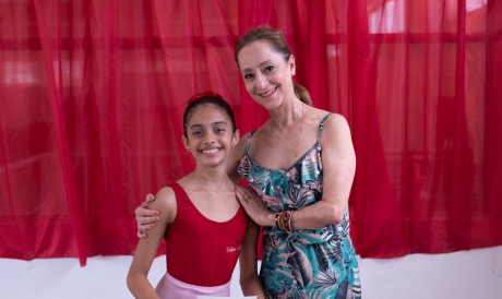 Naylica Gomes, de 10 anos, encontrou a famosa dançarina Ana Botafogo, um dos ícones da arte no Brasil (Foto: Divulgação) 