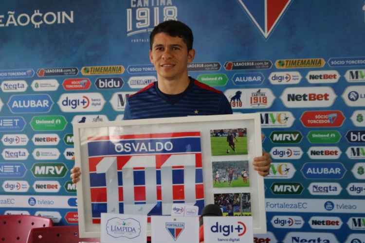 O atacante completou 100 jogos com a camisa do Fortaleza foi homenageado.(foto: FortalezaEC/Divul...