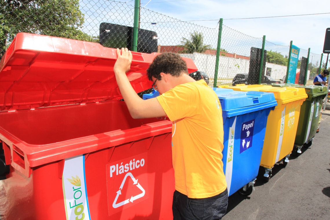 FORTALEZA, CE, BRASIL, 30-04-2016: Depósitos de coleta do novo Ecoponto, no bairro Edson Queiroz. Lançamento do programa Recicla Fortaleza e entrega de novo Ecoponto, no bairro Edson Queiroz. (Foto: Evilázio Bezerra/O POVO) (Foto: Evilázio Bezerra 30/4/2016)