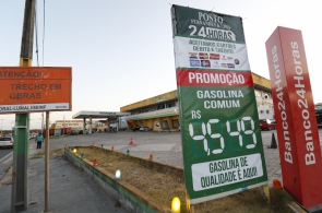 O POVO online percorreu outros estabelecimentos na avenida Aguanambi, onde postos de bandeira Shell comercializam o litro da gasolina em R$ 4,54.