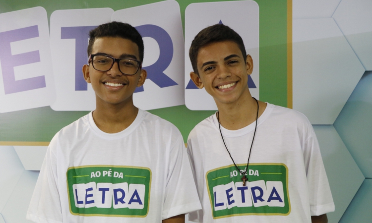 Os alunos Paulo Henrique da Silva Mendes, 16, e Lucas Kauã Teófilo, no lançamento do Ao Pé da Letra