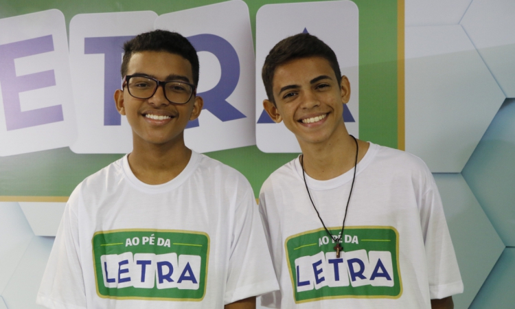 Os alunos Paulo Henrique da Silva Mendes, 16, e Lucas Kau&atilde; Te&oacute;filo, no lan&ccedil;amento do Ao P&eacute; da Letra