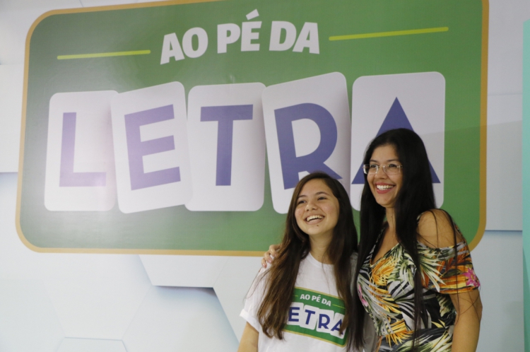 A professora de português Sandra Paula Xavier Souza e a aluna Débora Oliveira