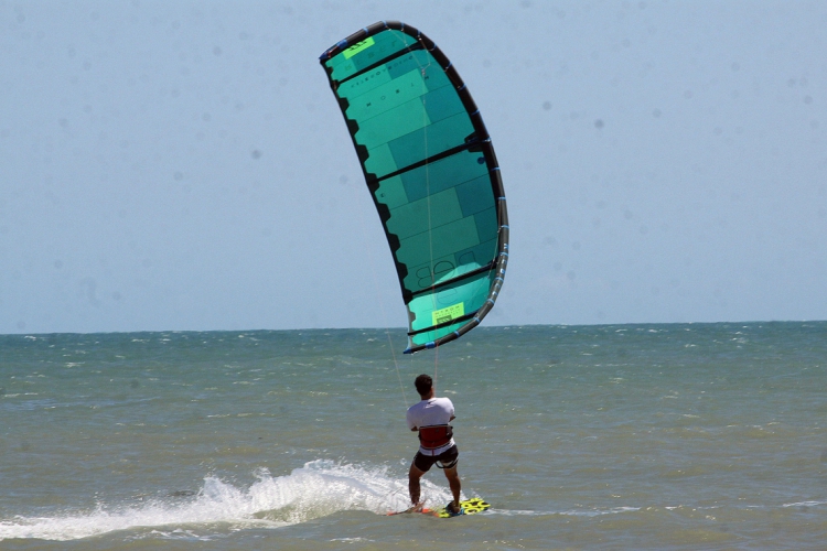 O kitesurf será o protagonista de praias cearenses nesta semana(foto: Mauri Melo)