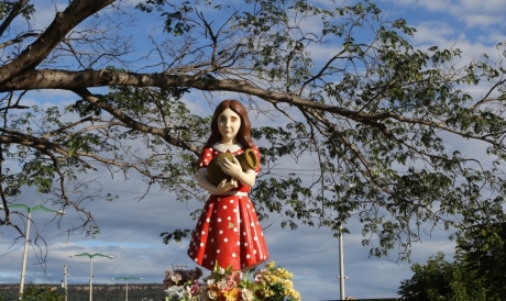 MONUMENTO em homenagem a Menina Benigna em Santana do Cariri   