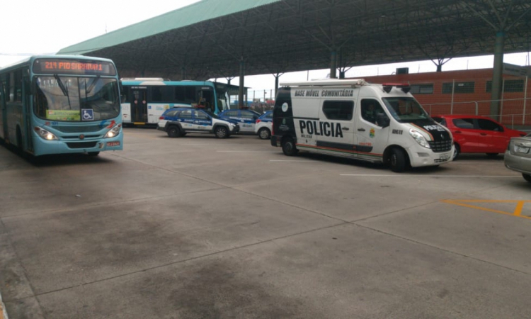 Políciais pastoram fluxo de veículos e passageiros no terminal do Antônio Bezerra