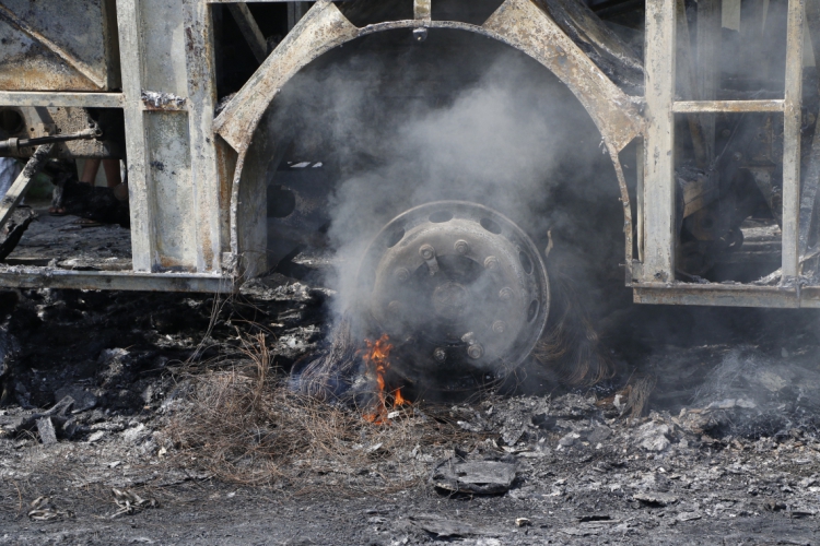 Ônibus da Banda de Forró Balancear destruído pelo fogo, próximo &agrav...