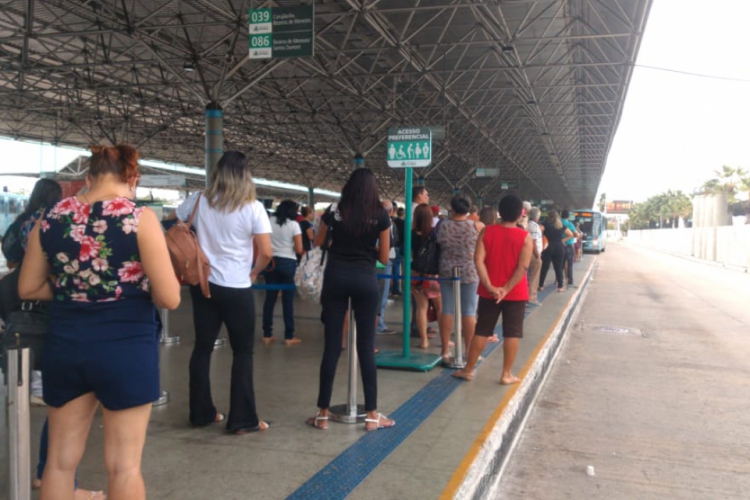 Com frota reduzida, passageiros relatam demora na chegada de ônibus no terminal(foto: Walbe...
