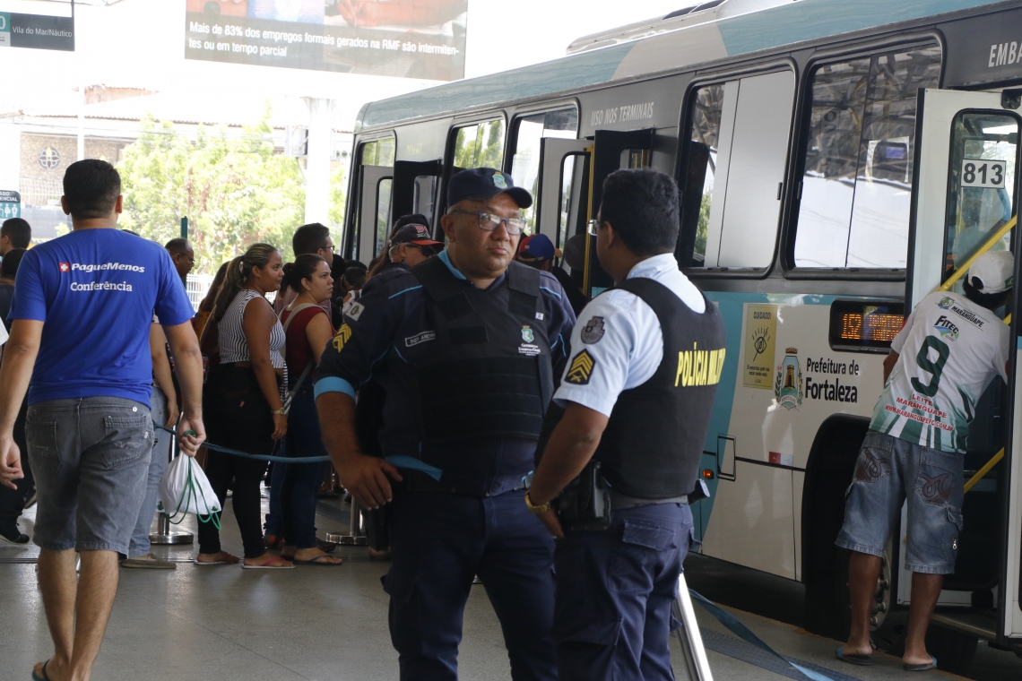 Policiais no Terminal de Antonio Bezerra. Voltam novamente ataques em Fortaleza, a ônibus e repartições. (Foto: Mauri Melo)