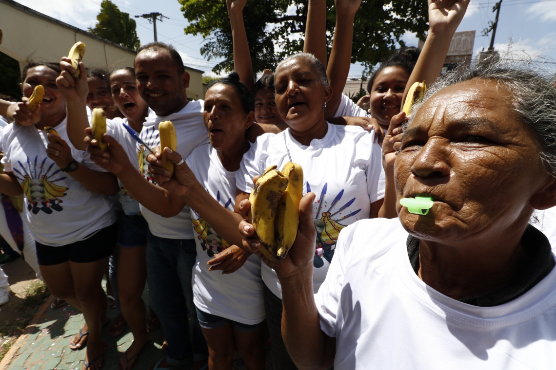Popula&ccedil;&atilde;o faz protesto na frente da C&acirc;mara de Vereadores de Caucaia. Vota&ccedil;&atilde;o para Presidente da C&acirc;mara de Vereadores de Caucaia, t&ecirc;m Eneas Goes eleito contra Nat&eacute;cia Campos. (fotos: Tatiana Fortes/ O POVO)