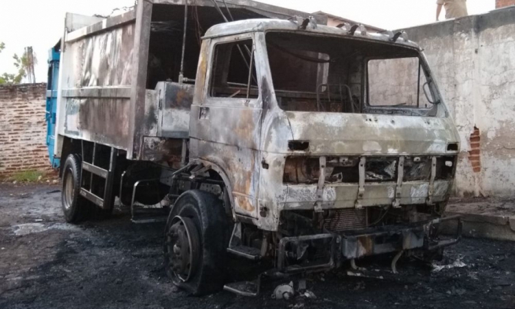 Um caminhão de lixo foi incendiado nesta madrugada, em Iguatu