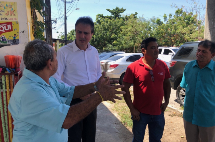 Governador Camilo Santana percorreu ruas e conversou com policiais e com a população nesta quarta-feira, 25