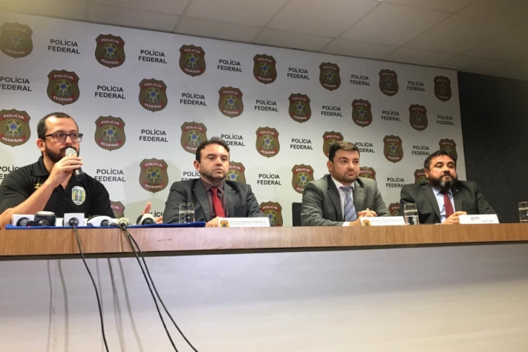 Secretário André Costa e representantes do MPCE e da Polícia Federal durante entrevista coleti...