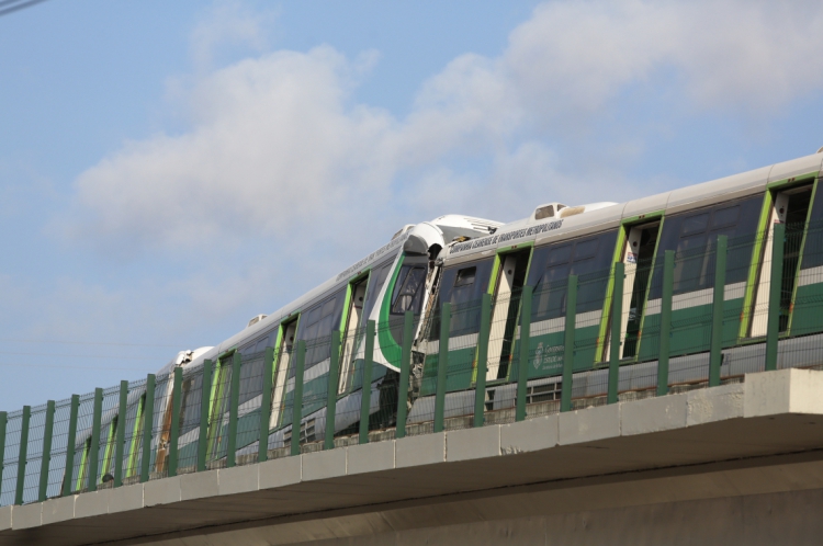 FORTALEZA, CE, BRASIL, 28-09-2019: Colisão entre veículos do VLT. Batida aconteceu no viaduto entre a rotatória da Av. Aguanambi e a Av. Borges de Melo, 37 pessoas ficaram feridas sendo 2 em situação grave. (Foto: Júlio Caesar/O POVO)