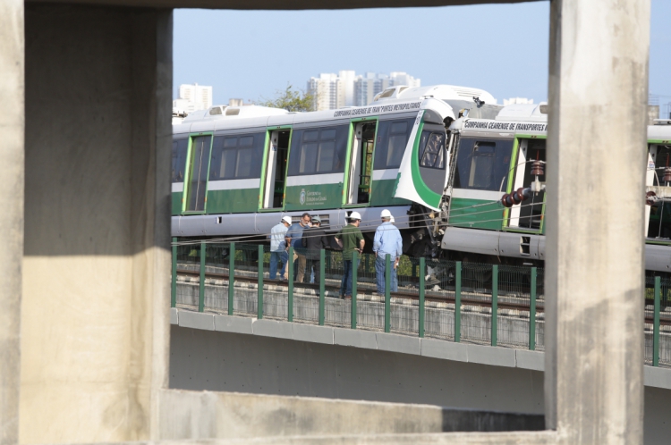 FORTALEZA, CE, BRASIL, 28-09-2019: Colisão entre veículos do VLT. Batida aconteceu no viaduto entre a rotatória da Av. Aguanambi e a Av. Borges de Melo, 37 pessoas ficaram feridas sendo 2 em situação grave. (Foto: Júlio Caesar/O POVO)