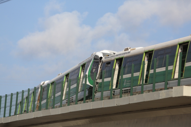 FORTALEZA, CE, BRASIL, 28-09-2019: Colisão entre veículos do VLT. Batida aconteceu no viaduto e...