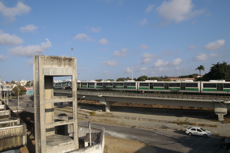 FORTALEZA, CE, BRASIL, 28-09-2019: Colisão entre veículos do VLT. Batida aconteceu no viaduto e...