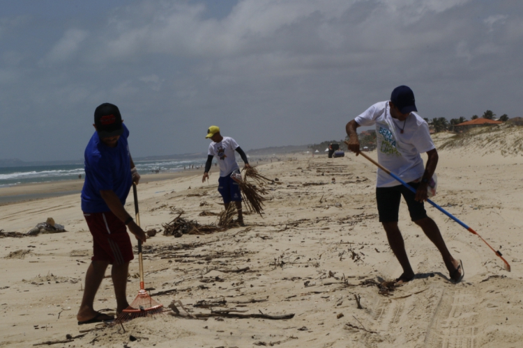 AQUIRAZ, CE, BRASIL, 28-09-2019: Limpeza das prais da Cofeco e Beach Park na Semana do Meio Ambie...