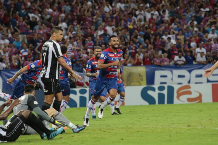 Jackson comemorou o &uacute;ltimo gol de cabe&ccedil;a marcado pelo Fortaleza, no jogo diante do ...