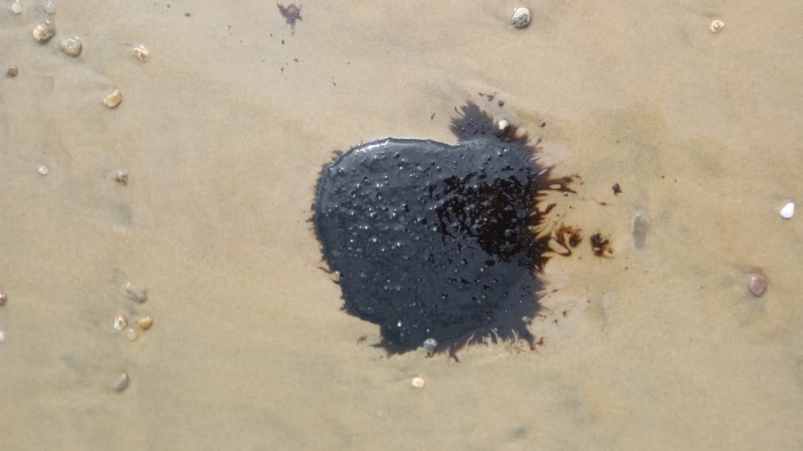 Petróleo encontrado na areia da praia de Guajiru, em Trairi, no Ceará (Foto: THAIS HELENA / ACERVO CEARÃ. / TRAIRI)