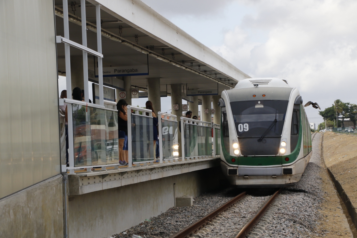 Estação do VLT na Expedicionários é ponto para observação de aviões em  Fortaleza