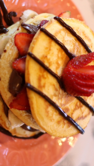 Pancake de nutella, banana, morangos e calda de chocolate (Foto: Fabio Lima)