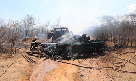 O fogo destruiu o caminhão e os corpos ficaram carbonizados  