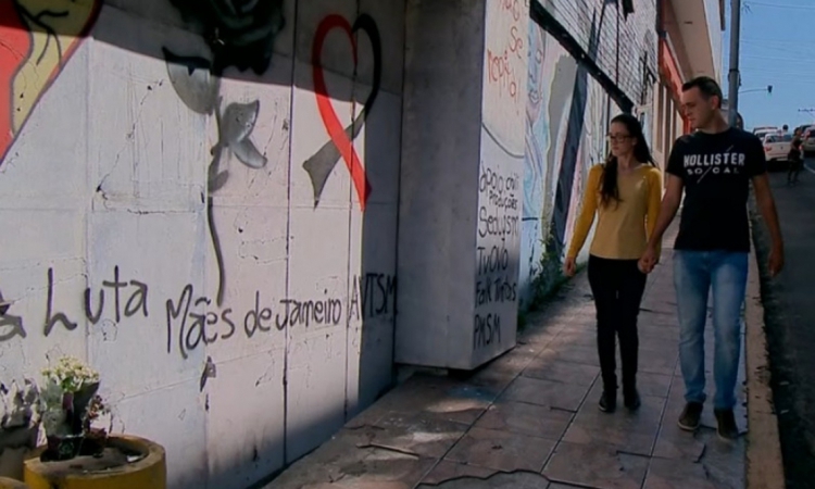 o casal celebrou a união na igreja ao lado de amigos e familiares