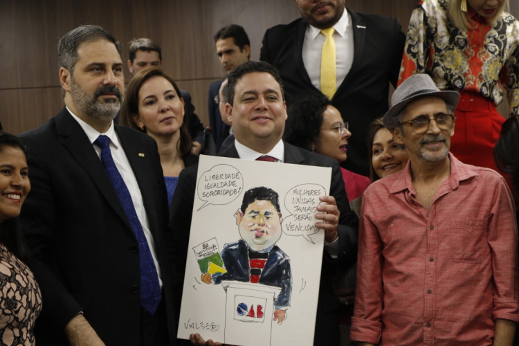  Erinaldo Dantas, Felipe Santa Cruz e o cartunista Valber em solenidade no audit&oacute;rio da OA...