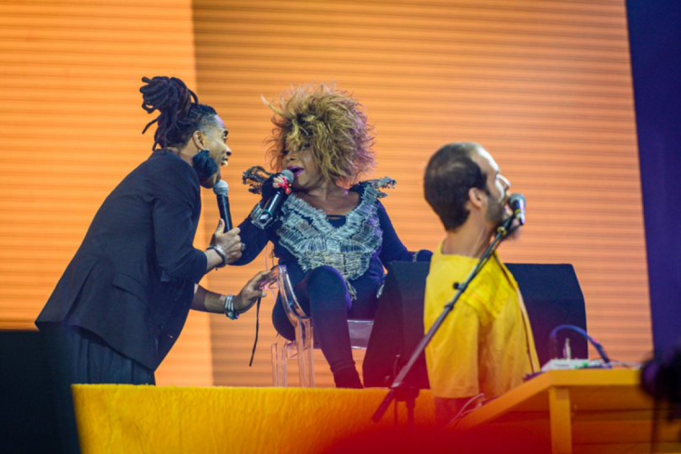 Elza Soares encontrou a banda As Bahias e a Cozinha Mineira no primeiro fim de semana de Festival...