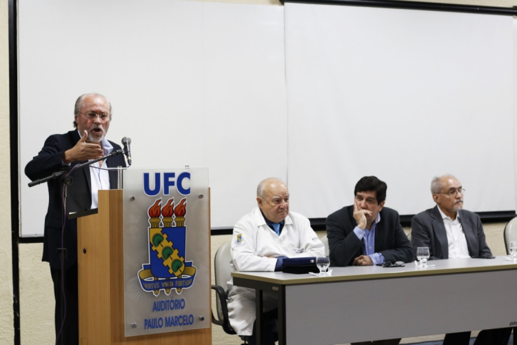 ￼CÂNDIDO ALBUQUERQUE prometeu empenho para aproximar a faculdade de medicina dos hospitais(fot...