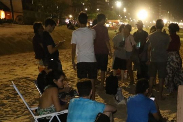 Ativistas ocupam trecho da praia em protesto contra engorda da Praia de Iracema(foto: Fábio Lima)