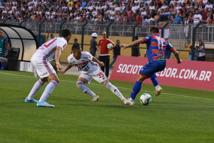 Fortaleza em ação na derrota para o São Paulo, no Pacaembu, no segundo turno...