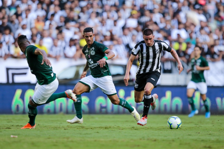 Em casa, o Cear&aacute; acabou derrotado pelo Goi&aacute;s por 1 a 0. (foto: AURELIO ALVES)