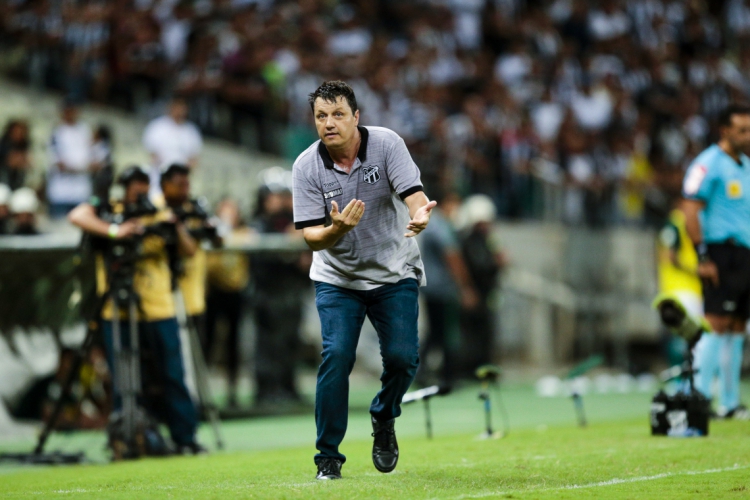Ad&iacute;lson Batista comanda o Cear&aacute; h&aacute; oito jogos.(foto: AUR&eacute;LIO ALVES)