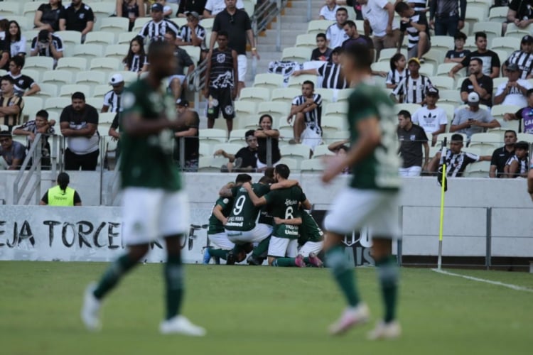Jogadores do Goiás celebram o gol, no primeiro tempo. (foto: Aurélio Alves/O POVO)
